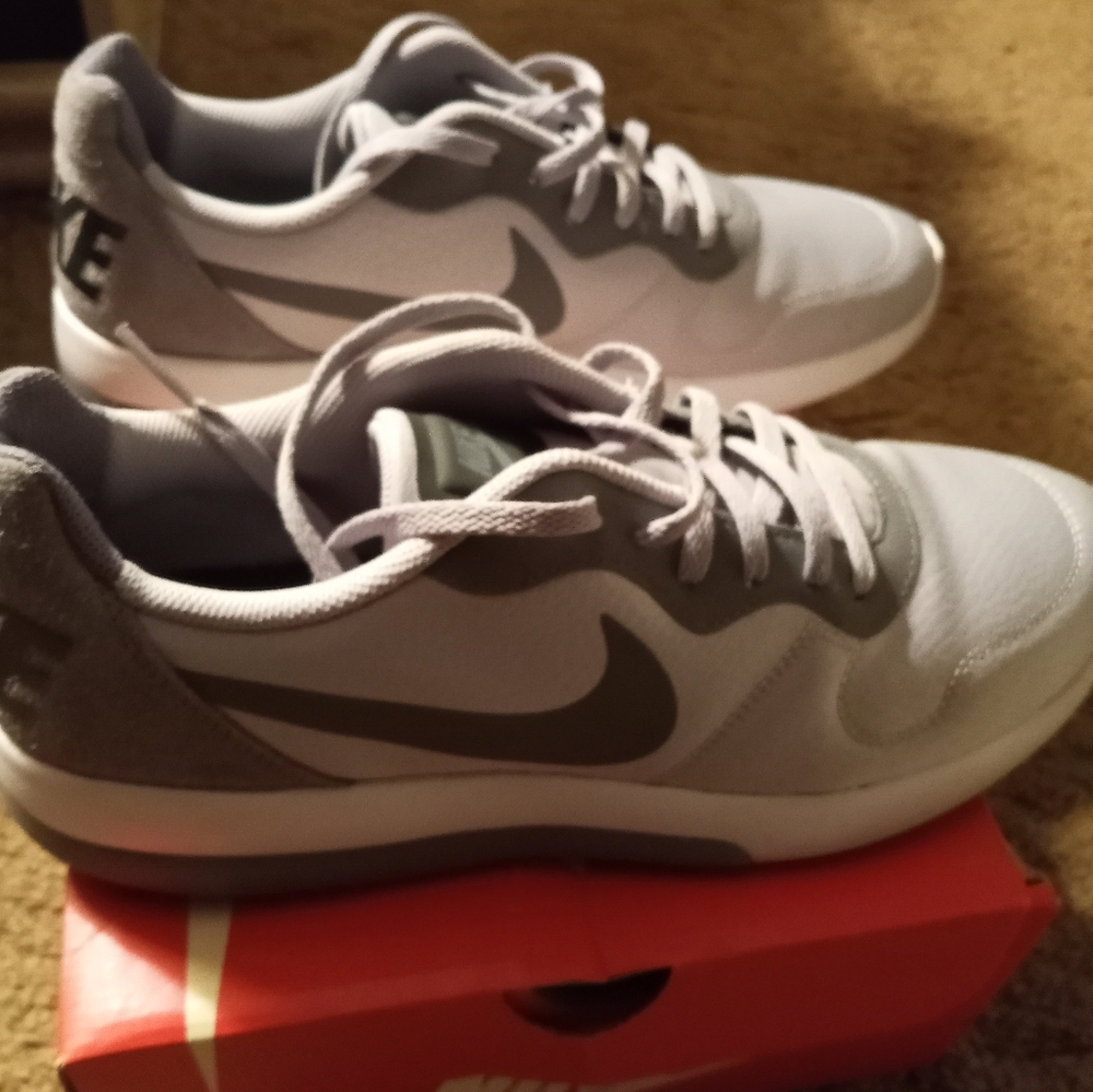 NIKE /  SOLD